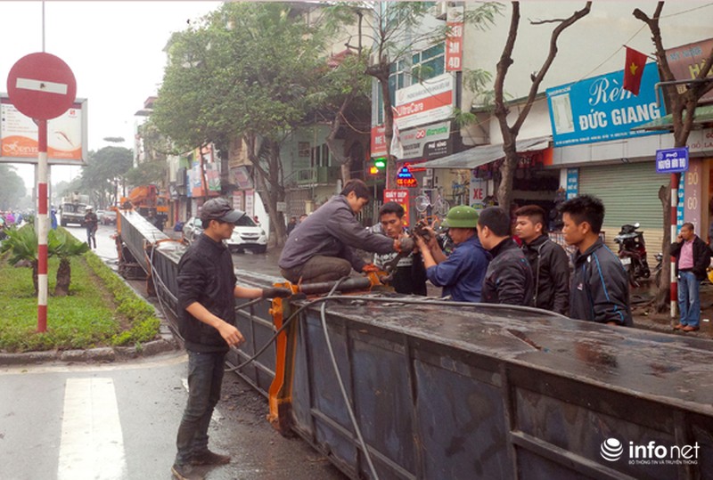 Cần cẩu cao hơn 50m đổ ập xuống đường - ảnh 8