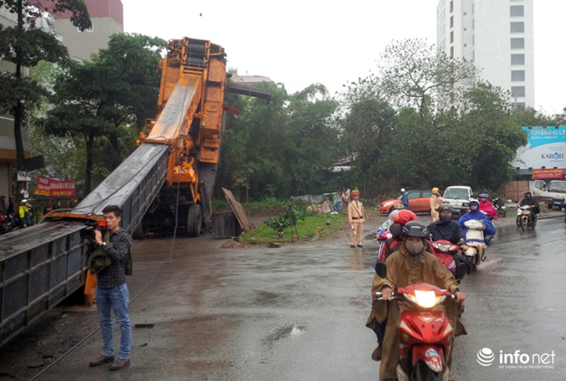 Cần cẩu cao hơn 50m đổ ập xuống đường - ảnh 9