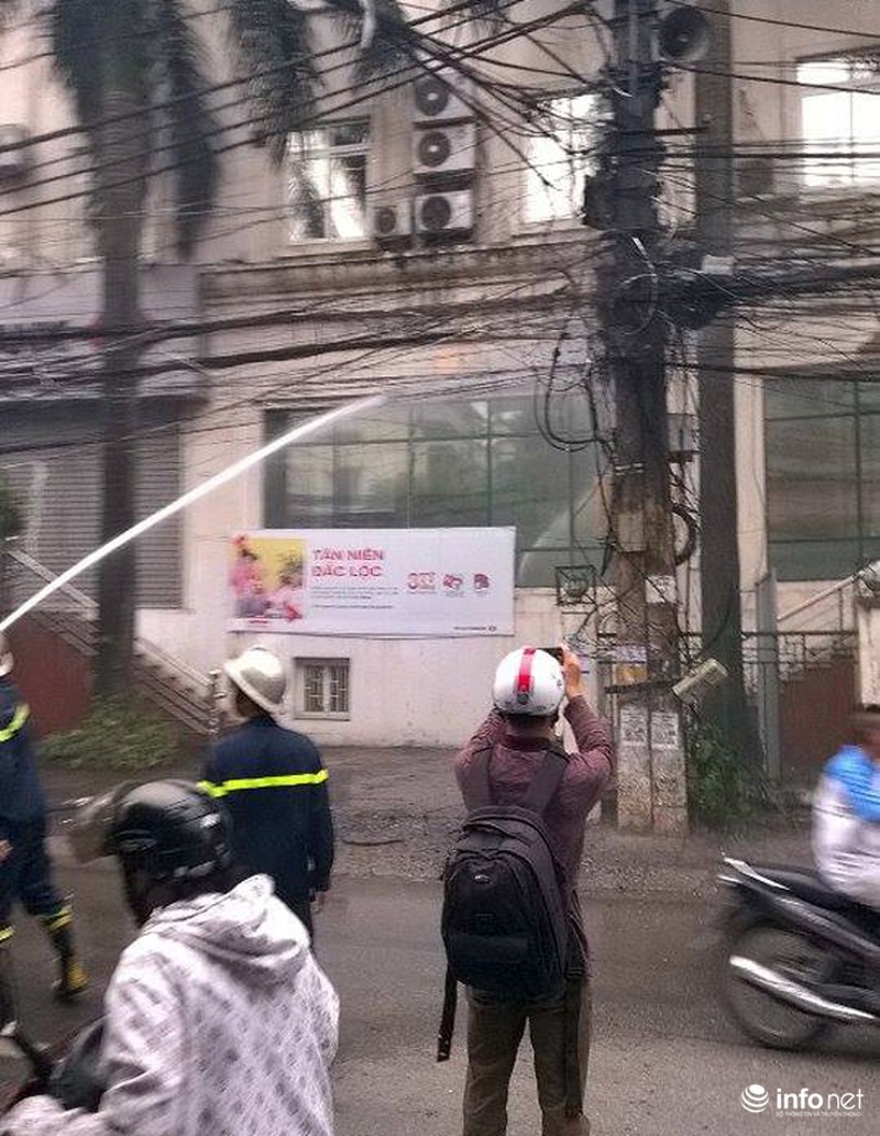 Cháy cột điện, xe ô tô may mắn thoát khỏi “bà hỏa” - ảnh 1