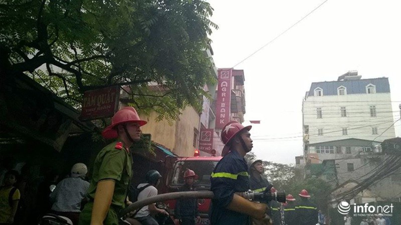 Cháy cột điện, xe ô tô may mắn thoát khỏi “bà hỏa” - ảnh 4
