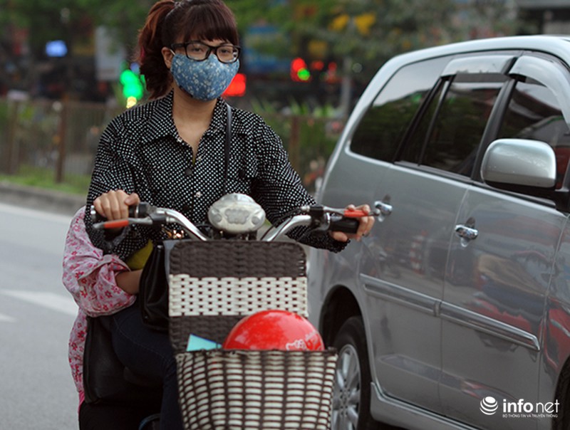 Học sinh Hà Nội hồn nhiên đầu trần đi xe máy, xe đạp điện - ảnh 1