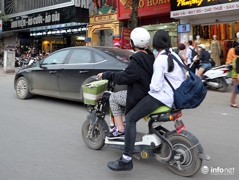 Học sinh Hà Nội hồn nhiên đầu trần đi xe máy, xe đạp điện - ảnh 3