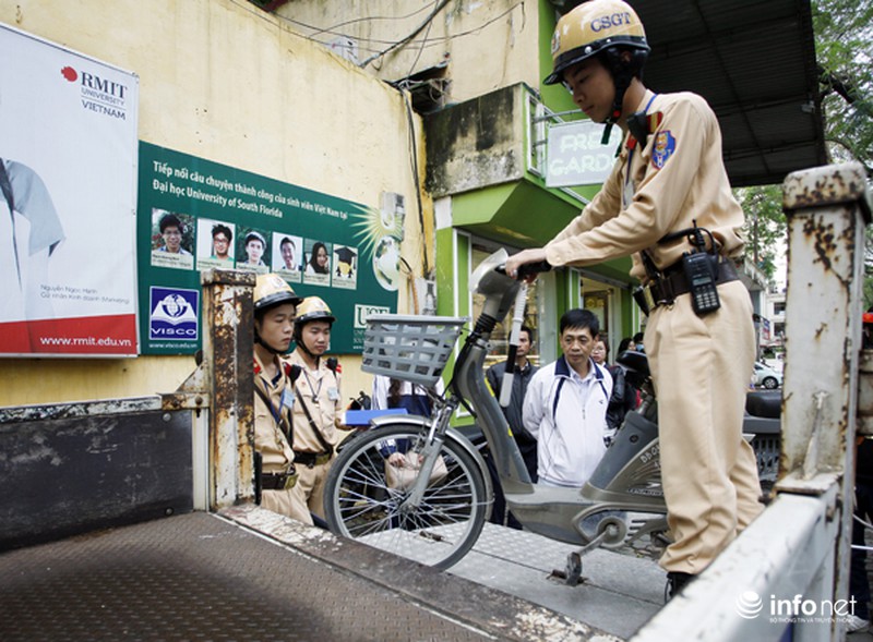 Ngày đầu xử phạt không đội MBH cho trẻ: CSGT sẵn xe đưa tiếp trẻ tới trường - ảnh 6