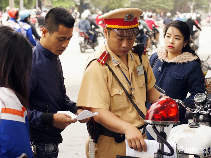 Ngày đầu xử phạt không đội MBH cho trẻ: CSGT sẵn xe đưa tiếp trẻ tới trường - ảnh 3