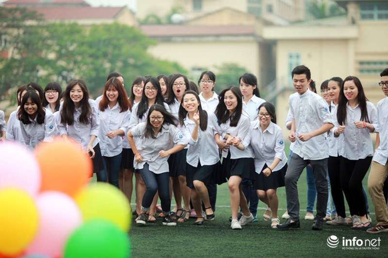 Những khoảnh khắc siêu quậy của học sinh chụp ảnh kỷ yếu - ảnh 1