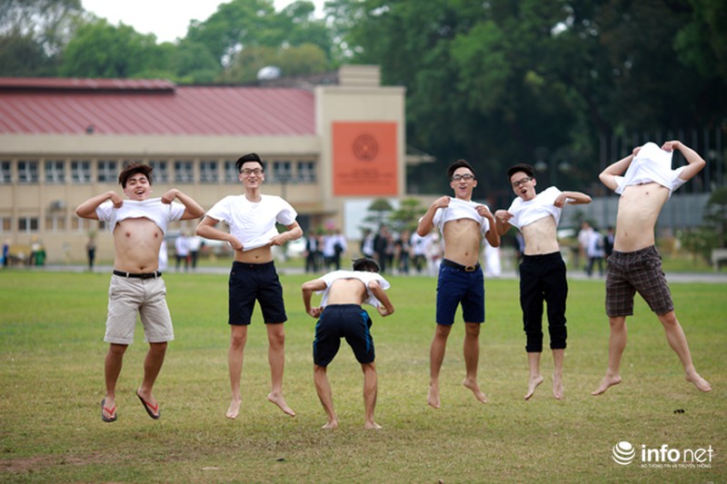 Những khoảnh khắc siêu quậy của học sinh chụp ảnh kỷ yếu - ảnh 3