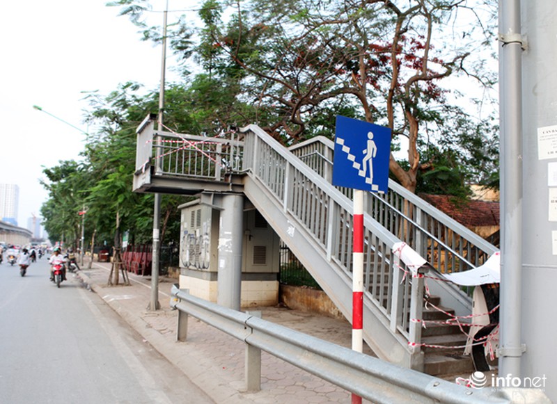 Dỡ cầu đi bộ, hàng trăm sinh viên phải băng qua đường giờ nguy hiểm - ảnh 2