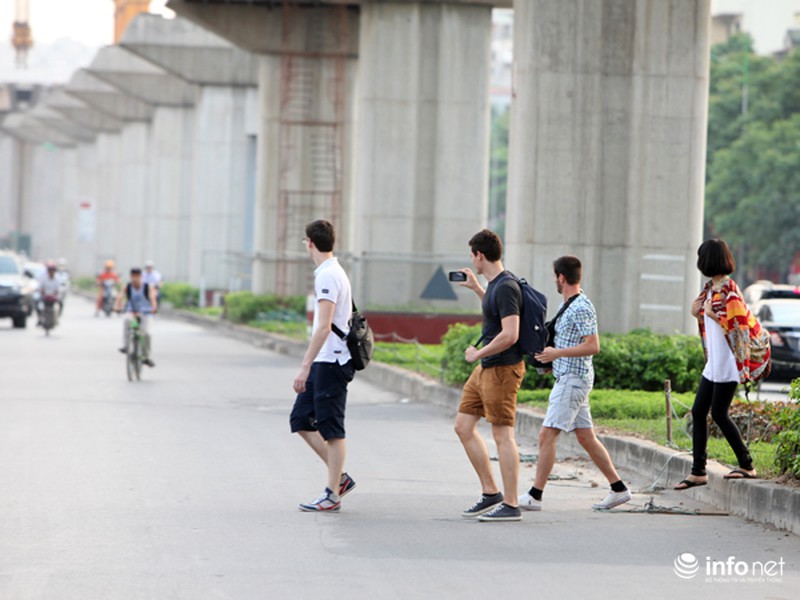 Dỡ cầu đi bộ, hàng trăm sinh viên phải băng qua đường giờ nguy hiểm - ảnh 10