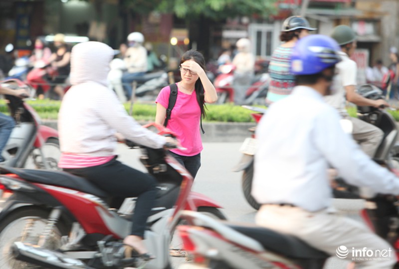 Dỡ cầu đi bộ, hàng trăm sinh viên phải băng qua đường giờ nguy hiểm - ảnh 9