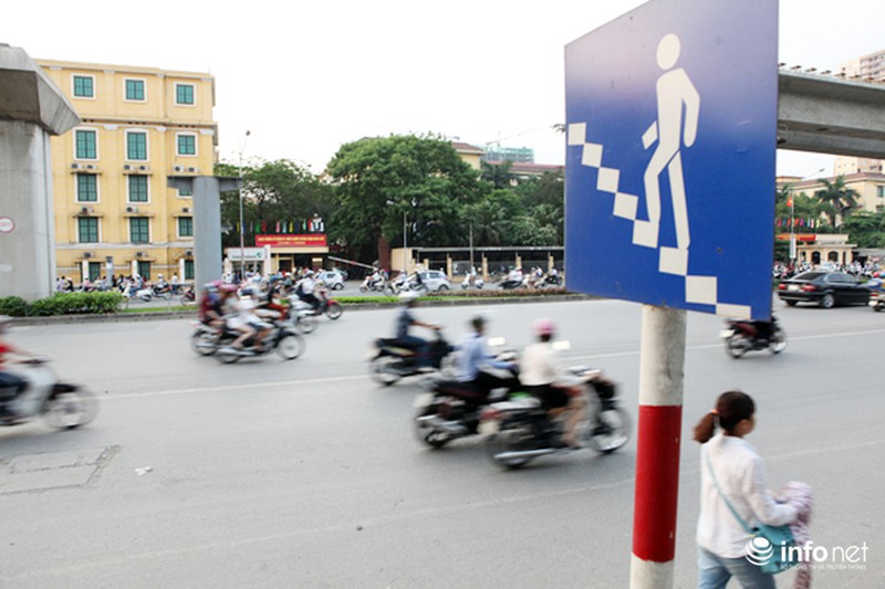 Dỡ cầu đi bộ, hàng trăm sinh viên phải băng qua đường giờ nguy hiểm - ảnh 12