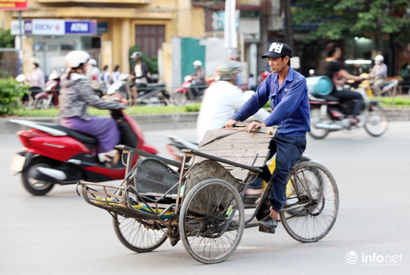 Dỡ cầu đi bộ, hàng trăm sinh viên phải băng qua đường giờ nguy hiểm - ảnh 1