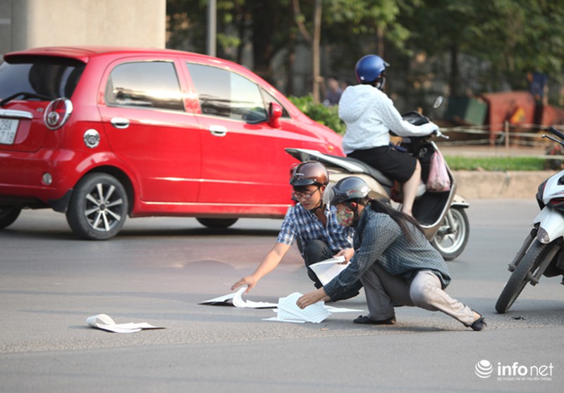 Dỡ cầu đi bộ, hàng trăm sinh viên phải băng qua đường giờ nguy hiểm - ảnh 3