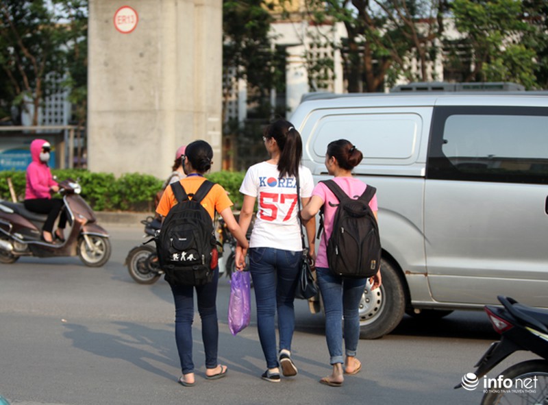 Dỡ cầu đi bộ, hàng trăm sinh viên phải băng qua đường giờ nguy hiểm - ảnh 5