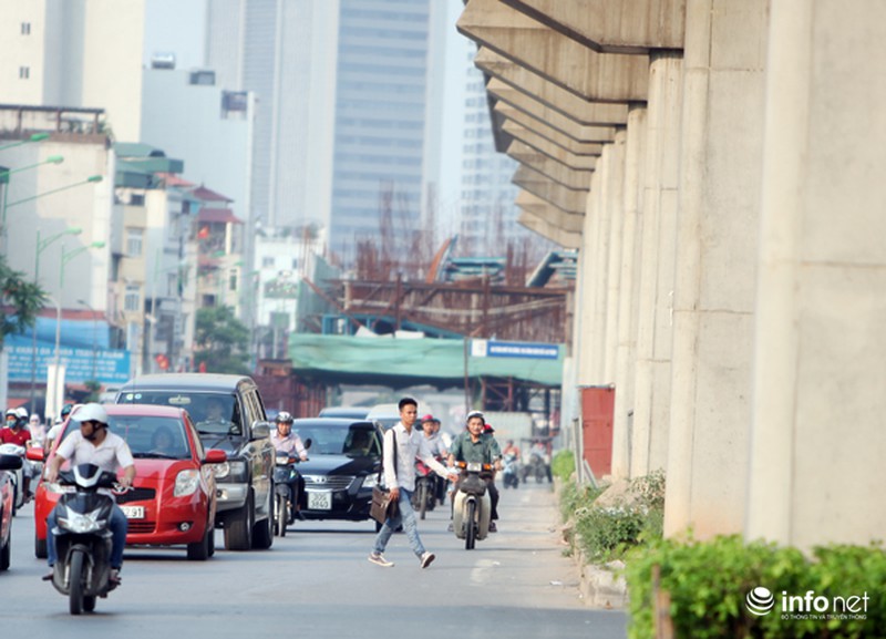 Dỡ cầu đi bộ, hàng trăm sinh viên phải băng qua đường giờ nguy hiểm - ảnh 11
