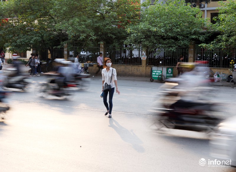 Dỡ cầu đi bộ, hàng trăm sinh viên phải băng qua đường giờ nguy hiểm - ảnh 7