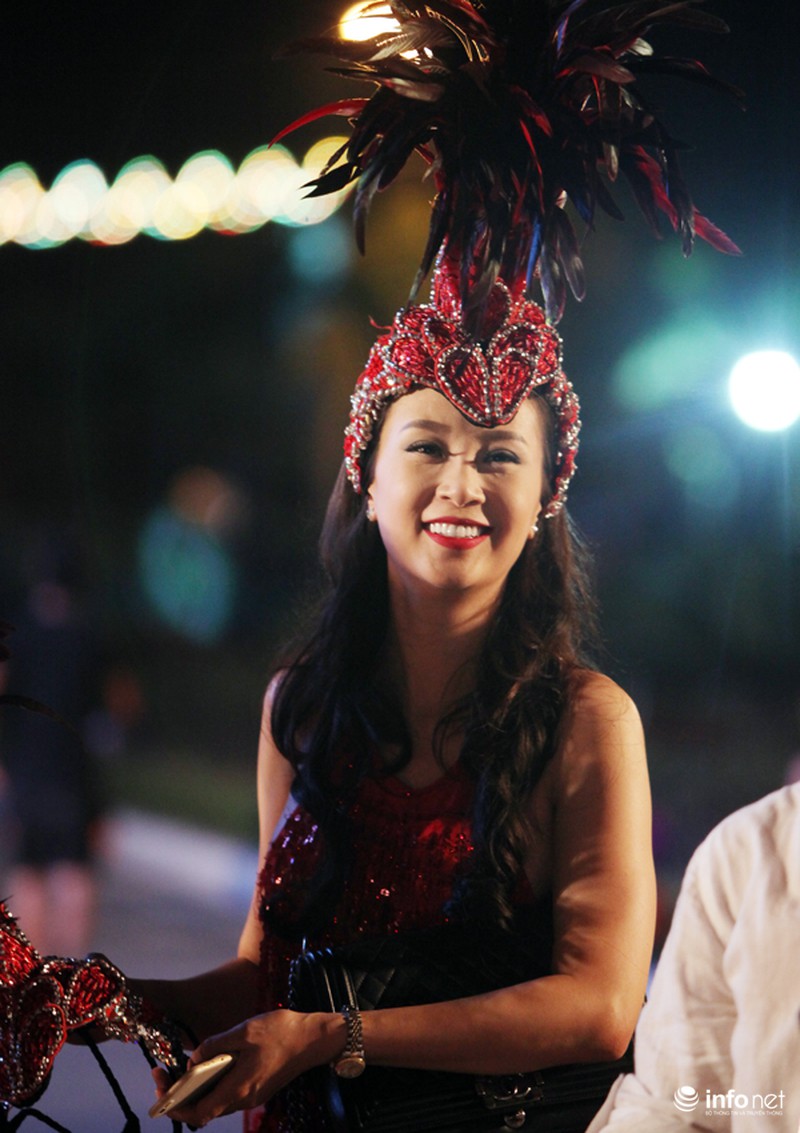Những người đẹp tô điểm cho đêm hội Carnaval 2015 - ảnh 11