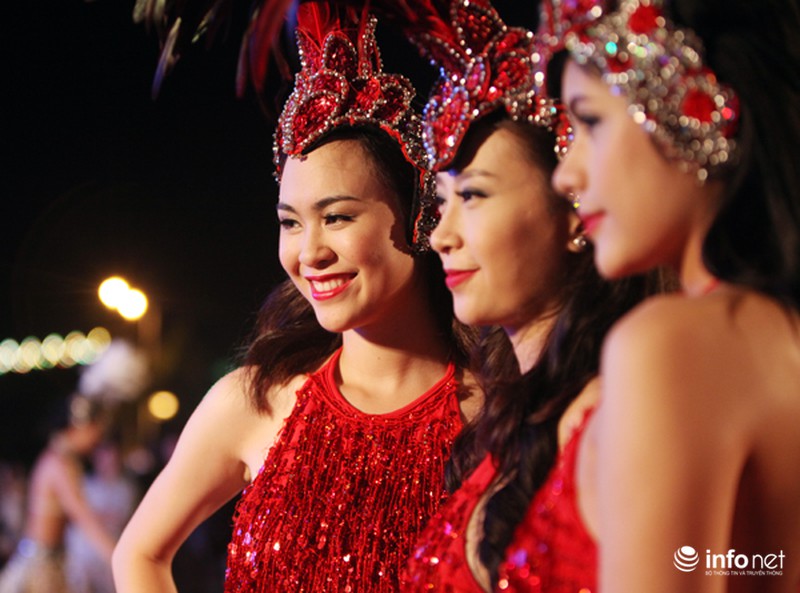 Những người đẹp tô điểm cho đêm hội Carnaval 2015 - ảnh 12