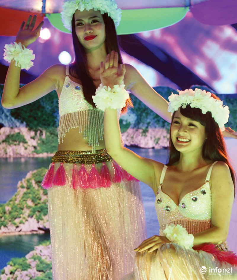 Những người đẹp tô điểm cho đêm hội Carnaval 2015 - ảnh 14