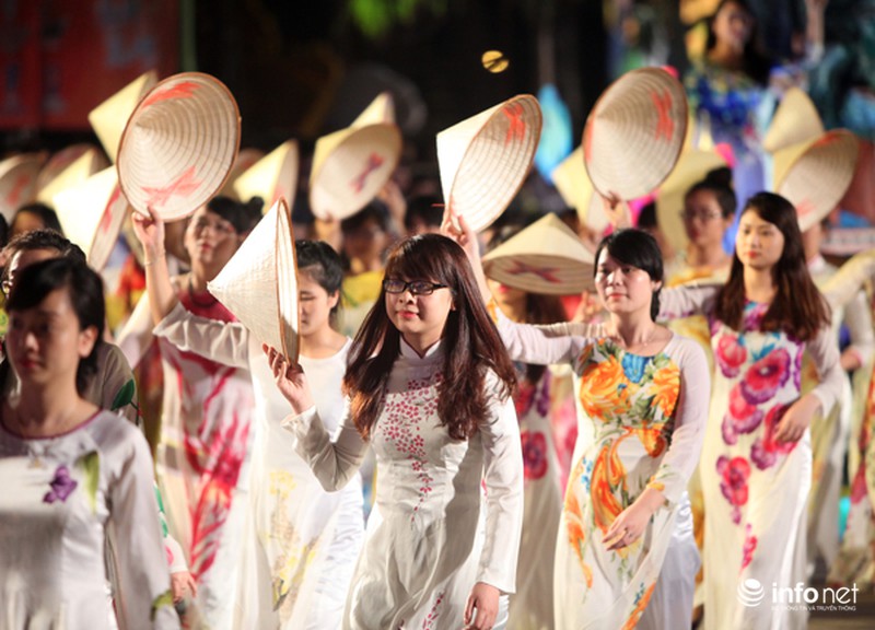 Những người đẹp tô điểm cho đêm hội Carnaval 2015 - ảnh 15
