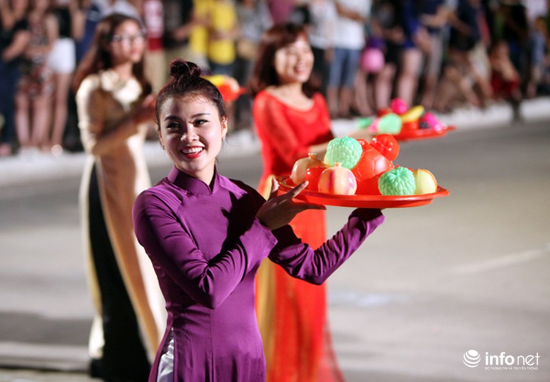 Những người đẹp tô điểm cho đêm hội Carnaval 2015 - ảnh 2