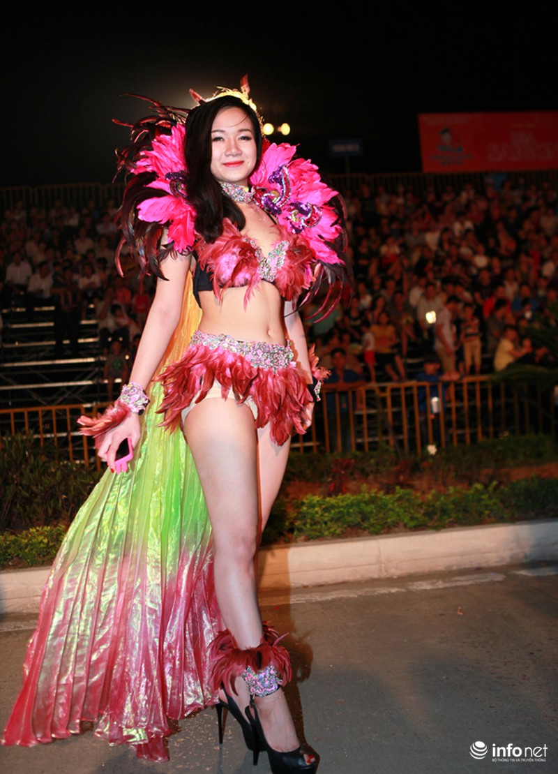 Những người đẹp tô điểm cho đêm hội Carnaval 2015 - ảnh 4