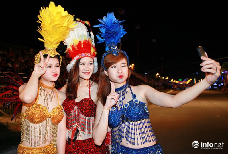 Những người đẹp tô điểm cho đêm hội Carnaval 2015 - ảnh 6