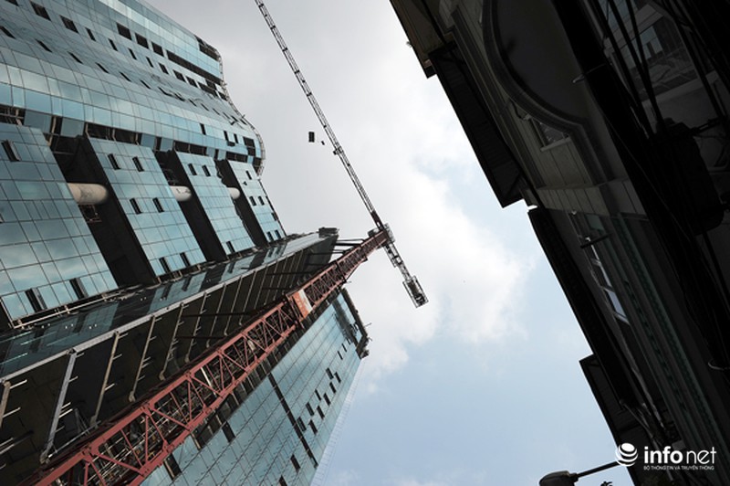 Run rẩy nhìn ma trận cần cẩu trên đầu người dân Thủ đô - ảnh 1