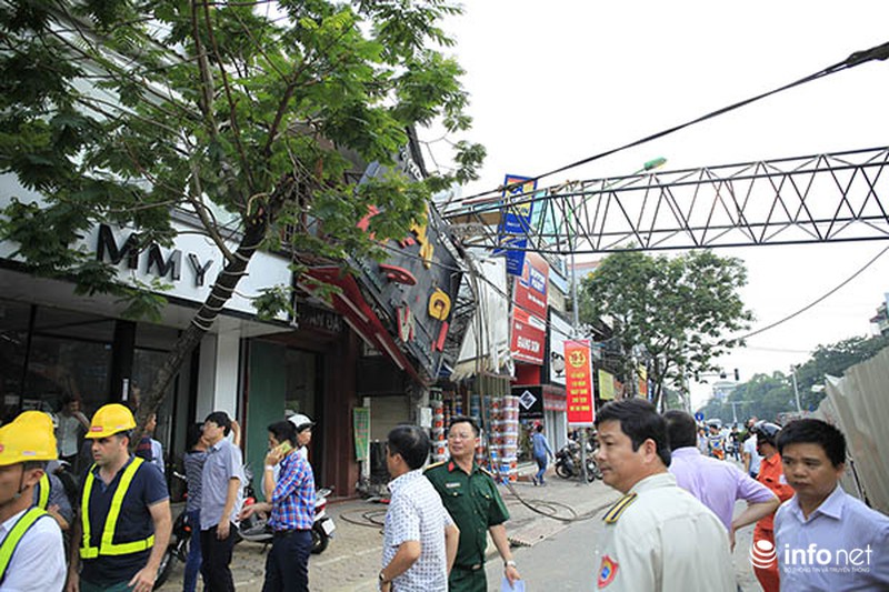 Hiện trường vụ sập cần cẩu vào nhà dân trên đường Cầu Giấy - ảnh 1