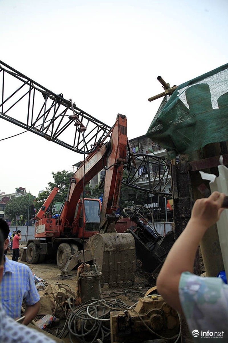 Hiện trường vụ sập cần cẩu vào nhà dân trên đường Cầu Giấy - ảnh 10