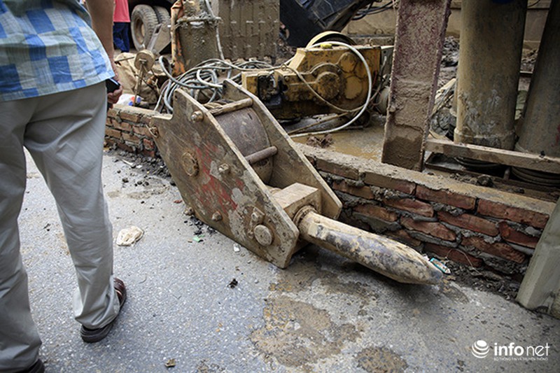 Hiện trường vụ sập cần cẩu vào nhà dân trên đường Cầu Giấy - ảnh 11