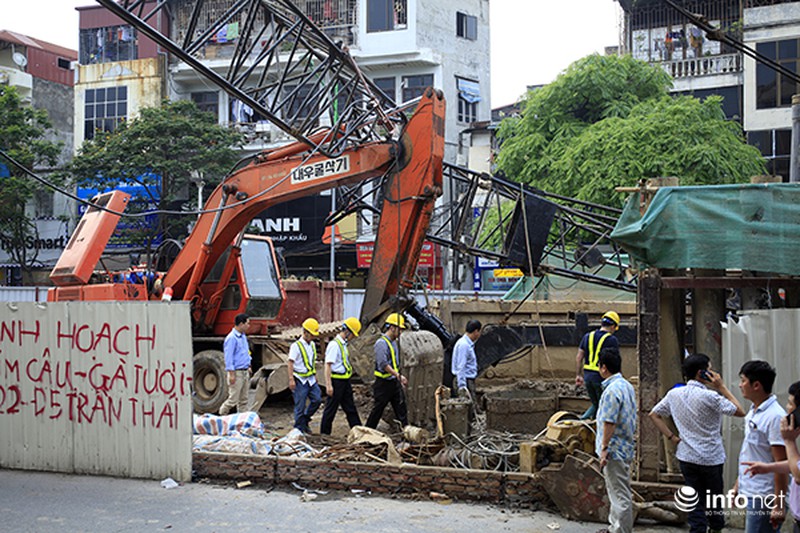 Hiện trường vụ sập cần cẩu vào nhà dân trên đường Cầu Giấy - ảnh 12