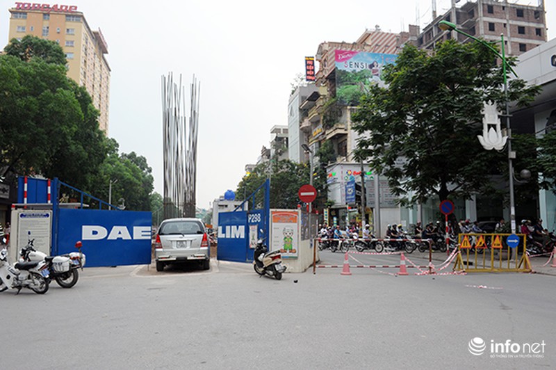 Hiện trường vụ sập cần cẩu vào nhà dân trên đường Cầu Giấy - ảnh 13