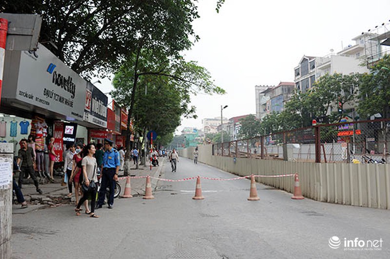 Hiện trường vụ sập cần cẩu vào nhà dân trên đường Cầu Giấy - ảnh 14