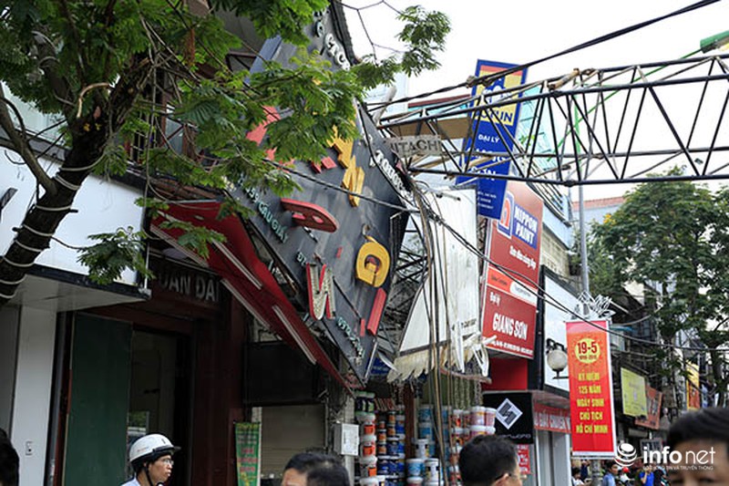 Hiện trường vụ sập cần cẩu vào nhà dân trên đường Cầu Giấy - ảnh 2