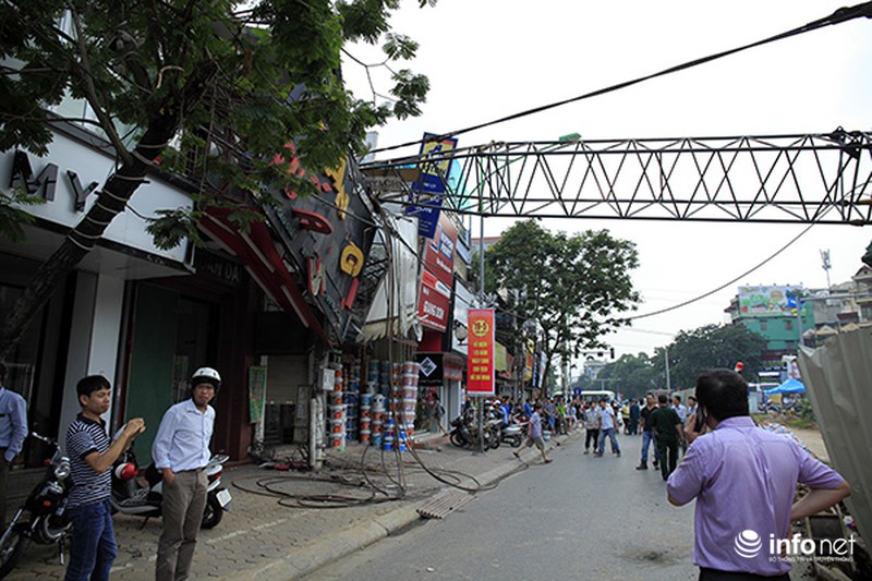 Hiện trường vụ sập cần cẩu vào nhà dân trên đường Cầu Giấy - ảnh 3