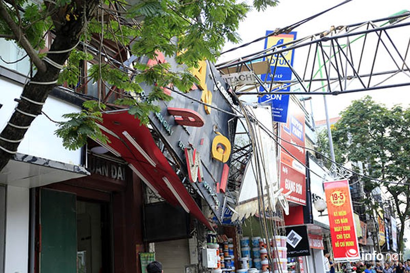 Hiện trường vụ sập cần cẩu vào nhà dân trên đường Cầu Giấy - ảnh 4