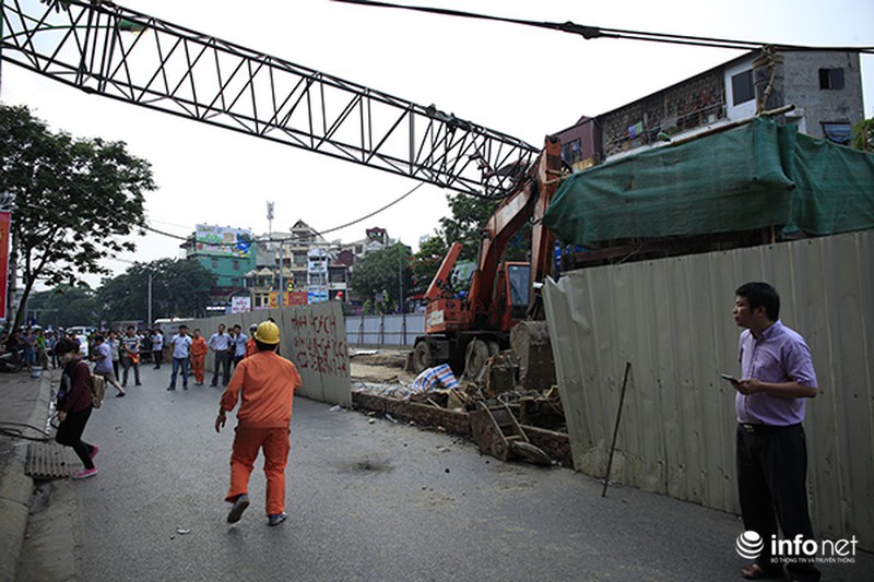 Hiện trường vụ sập cần cẩu vào nhà dân trên đường Cầu Giấy - ảnh 5