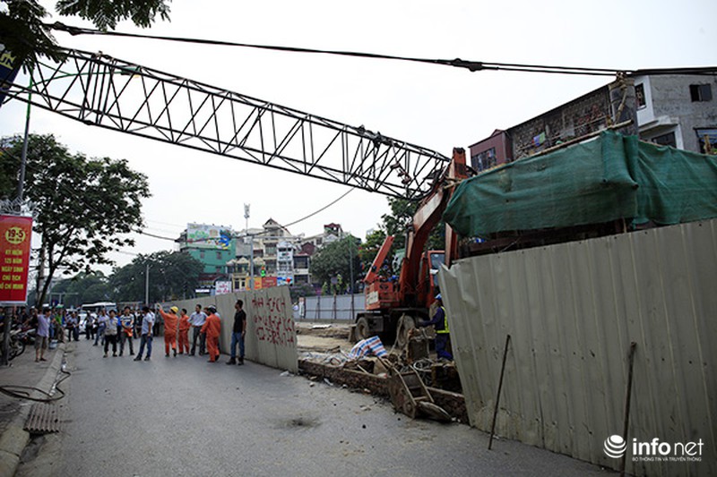Hiện trường vụ sập cần cẩu vào nhà dân trên đường Cầu Giấy - ảnh 6