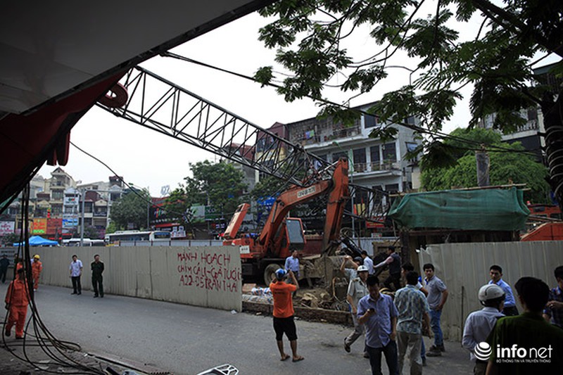 Hiện trường vụ sập cần cẩu vào nhà dân trên đường Cầu Giấy - ảnh 7