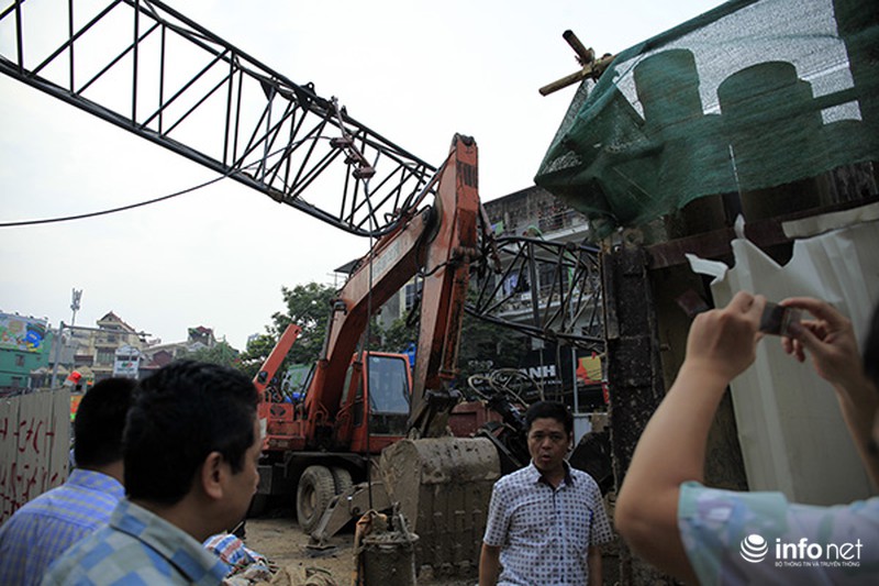 Hiện trường vụ sập cần cẩu vào nhà dân trên đường Cầu Giấy - ảnh 9