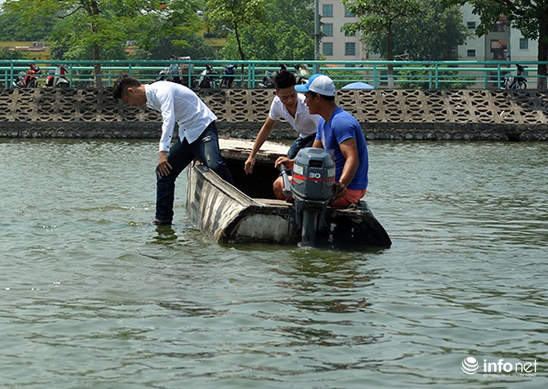 Độc đáo màn biểu diễn đi trên nước của nhà