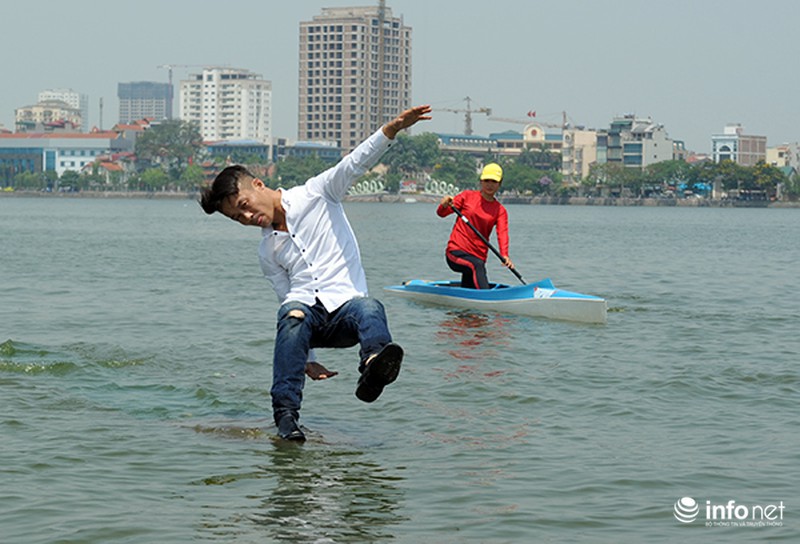 Độc đáo màn biểu diễn đi trên nước của nhà