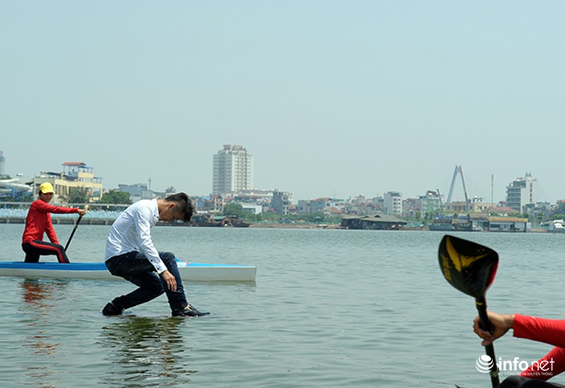 Độc đáo màn biểu diễn đi trên nước của nhà