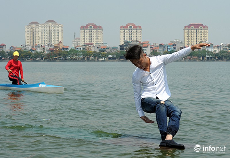 Độc đáo màn biểu diễn đi trên nước của nhà