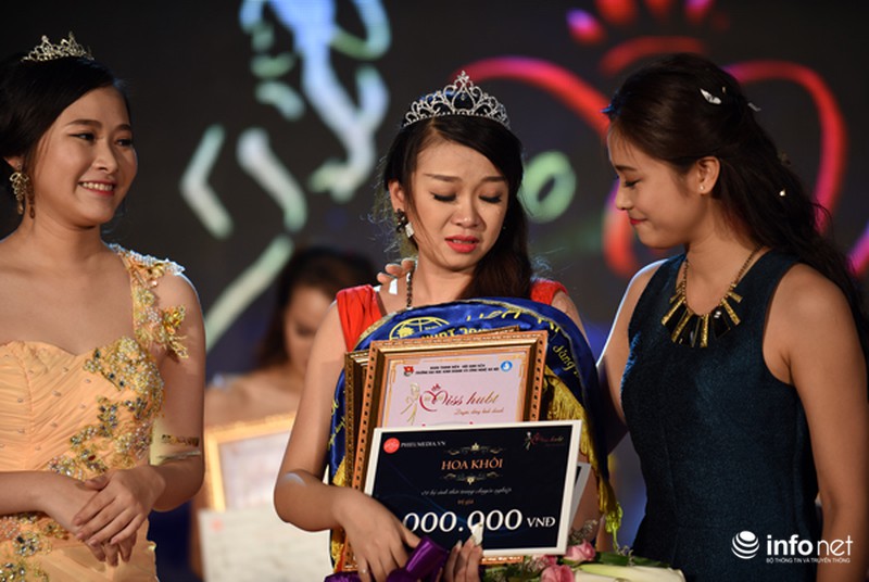 Vẻ đẹp của sinh viên HUBT trong tà áo dài truyền thống - ảnh 1