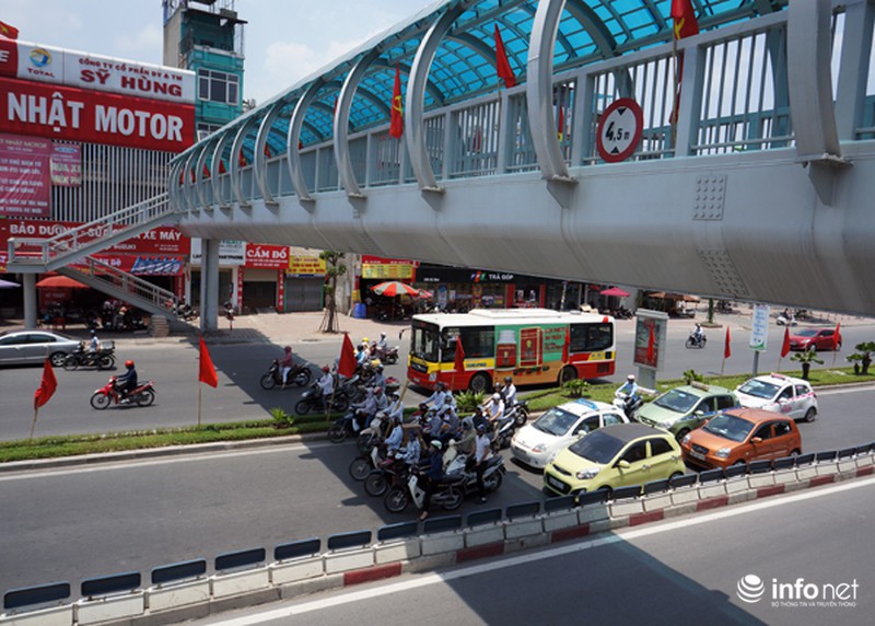 Bi hài chuyện trốn nắng khi chờ đèn đỏ của người Hà Nội - ảnh 1