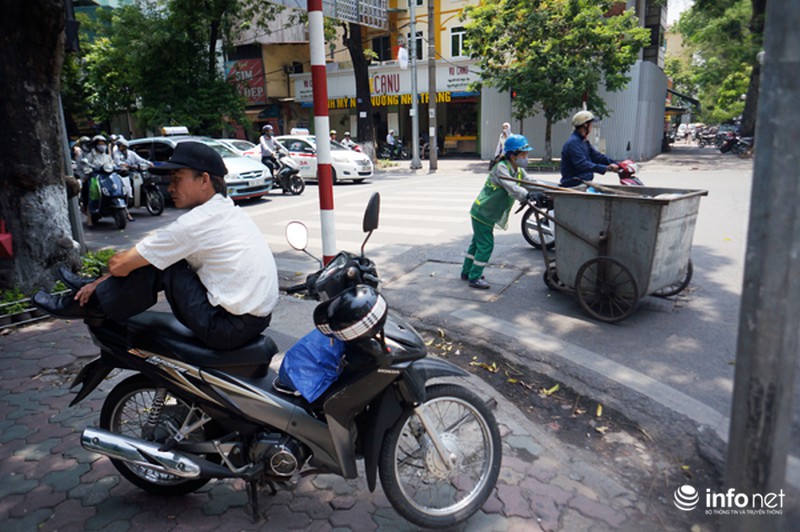 Bi hài chuyện trốn nắng khi chờ đèn đỏ của người Hà Nội - ảnh 10