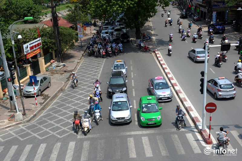 Bi hài chuyện trốn nắng khi chờ đèn đỏ của người Hà Nội - ảnh 2