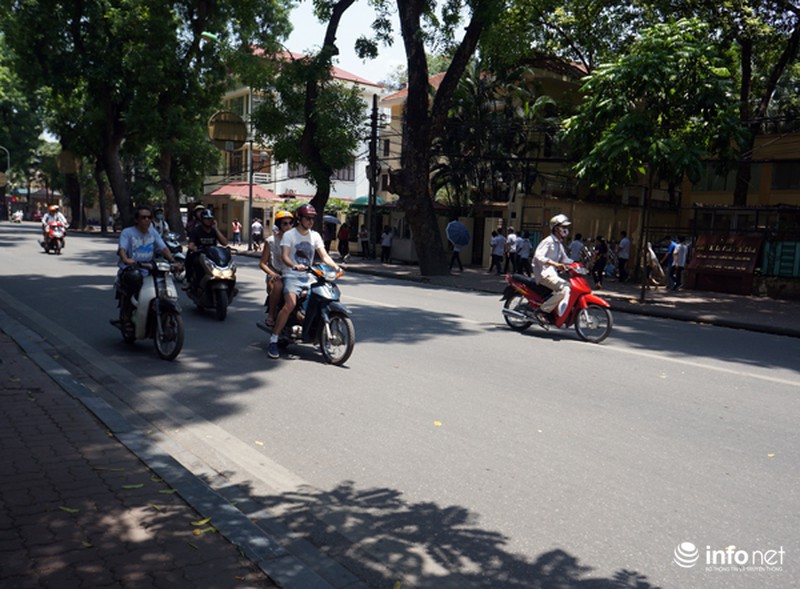 Bi hài chuyện trốn nắng khi chờ đèn đỏ của người Hà Nội - ảnh 3