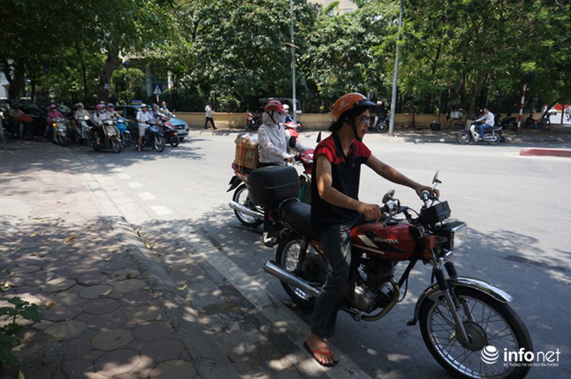 Bi hài chuyện trốn nắng khi chờ đèn đỏ của người Hà Nội - ảnh 4